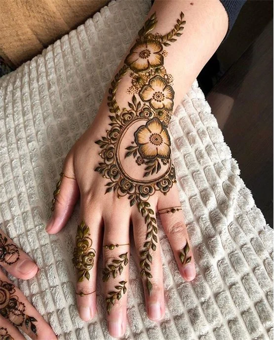 Heavy Border Back Hand Mehndi Design Accent